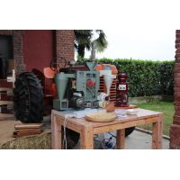 10x_riseria_in_miniatura_usata_per_mostrare_il_processo_di_trasformazione_del_riso_grezzo_in_riso_bianco